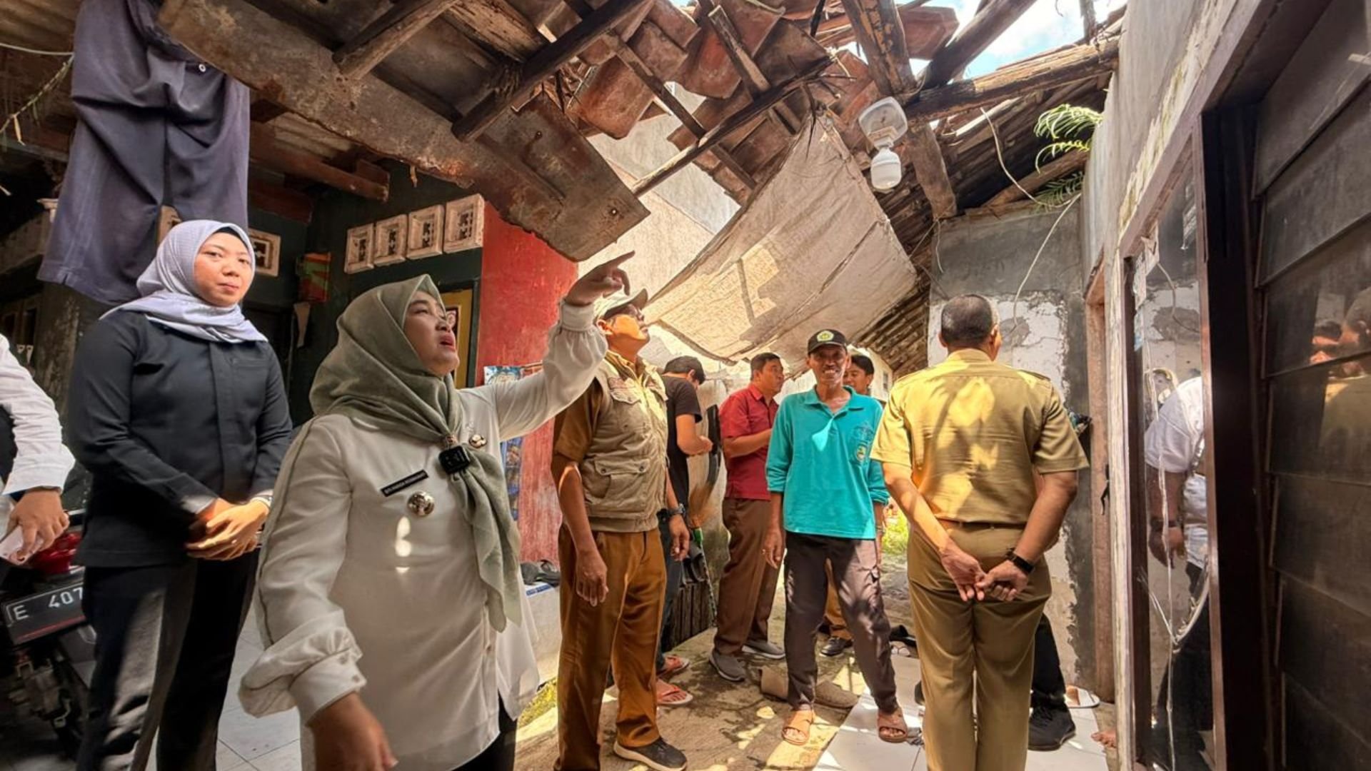 Tinjau Rumah Warga yang Ambruk di Pegambiran, Wakil Wali Kota Pastikan Bantuan Segera Terealisasi